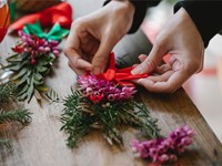 ¡Comienza a adornar tu casa de Navidad con flores naturales!